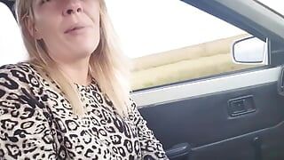 Śliczna blondynka ssie i lizanie mojego penisa głową, aż kremuję usta podczas jazdy