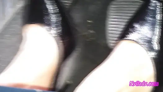 Çıplak ayakla siyah pompalarla sürüş ve devirme