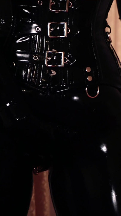 Latex rubber Looner MILF masturbate with pierced pussy and air balloons