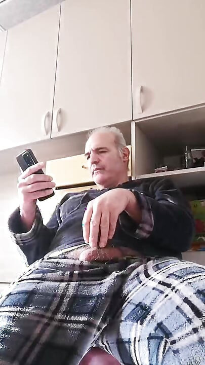 Un largo domingo masturbándome la polla y meando en la botella de plástico vacía
