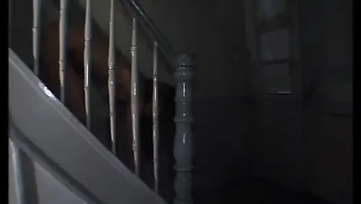 Aşağılayıcı ağda yapay penisle oynuyor