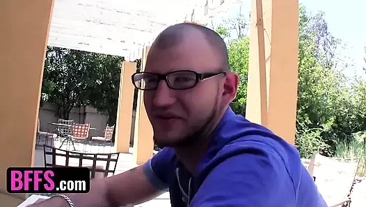 Bffs - şanslı inek ders çalışma grubunda üç ateşli bayana ders veriyor ve onu amcıklarıyla ödüllendiriyor