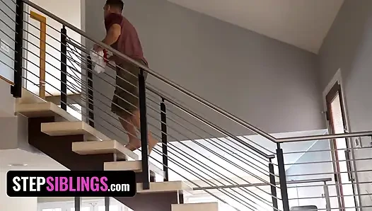 Stepsiblings - baştan çıkarıcı sürtük Jenna Ross üvey erkek kardeşini azdırıyor ve duşta dölünü yutuyor