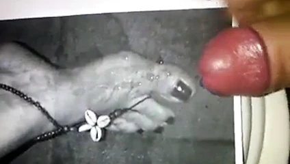 arkadaşım karımın ayaklarını sikiyor