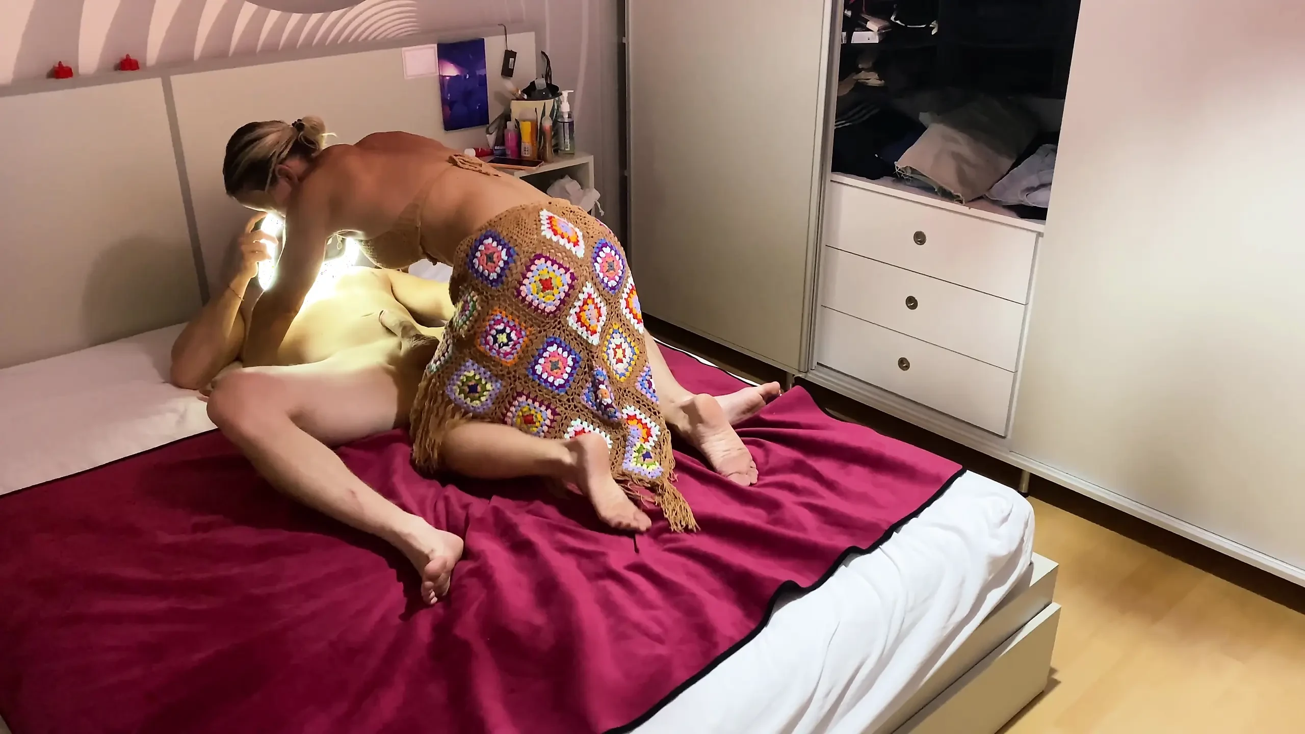 我的继母想要参加派对，她是阴户不要保持干燥