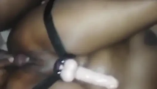 Abwechselnd gegenseitig mit einem dildo ficken und zusammen kommen