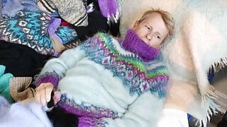 Sweater Fetish Mohair Angora morbidi pullover e saltatori su un letto maglione, che portano a un orgasmo enorme.