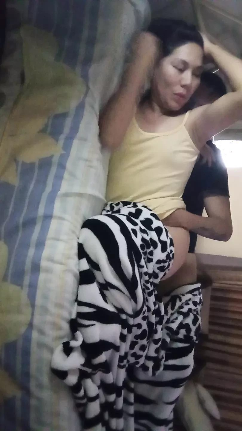 Dividindo a cama com minha madrasta