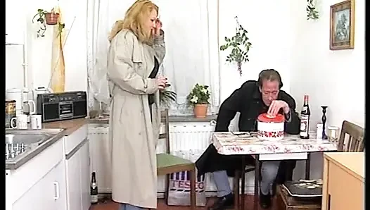 Büyük memeli sarışın Alman fahişe göğüslerine döl püskürtüyor