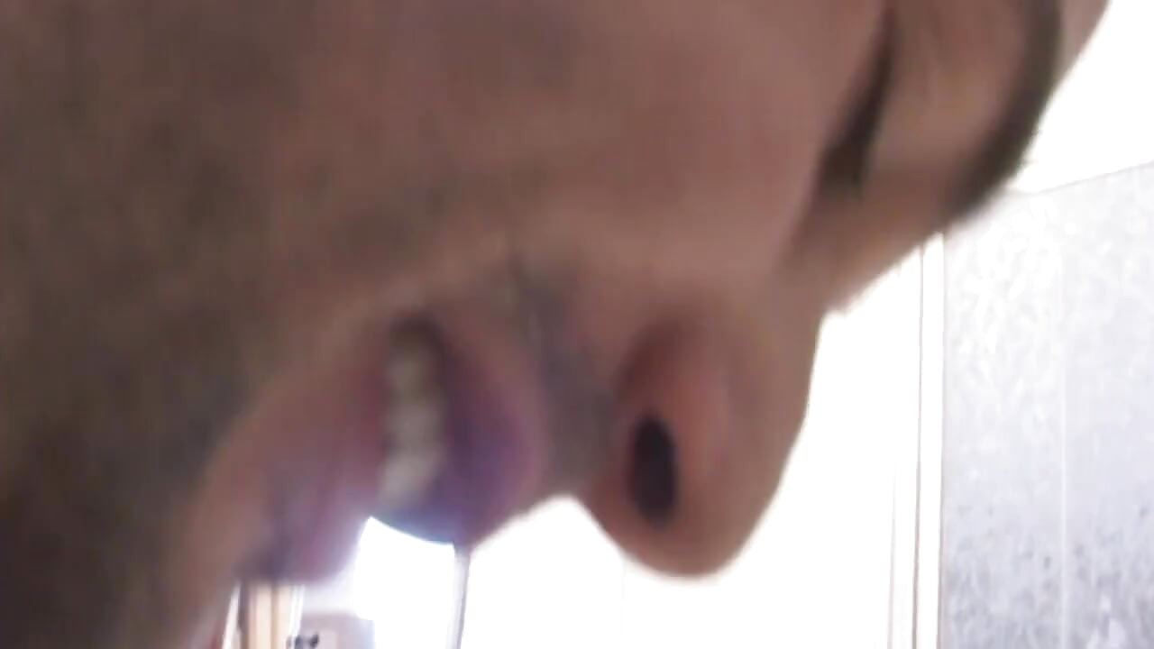 Μελαχρινή Ιταλίδα ρουφάει έναν πούτσο και γαμιέται από κώλο