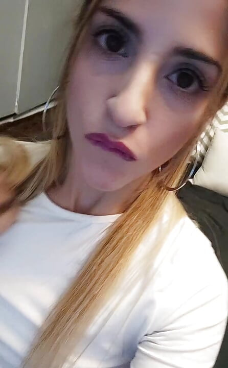 Dotýkám se mě a poslouchám hudbu! Dejte to jako, pokud chcete více videí, jako je