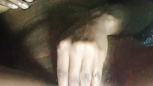 Öğrenci sulu amcığını parmaklıyor