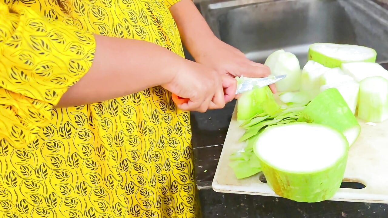 achaanak mainne apni saas ko choda jabki vah rasoee men kari kaat rahi thi - desi raph seks