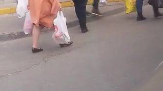 Dicke Titten mit ihrem Ehemann auf der Straße