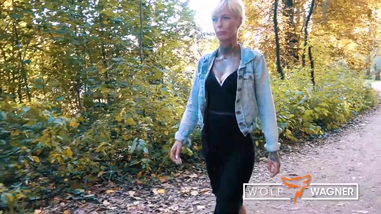 Pis dövmeli orta yaşlı seksi kadın Vicky Hundt bir dev tarafından sikiliyor! Wolf Wagner