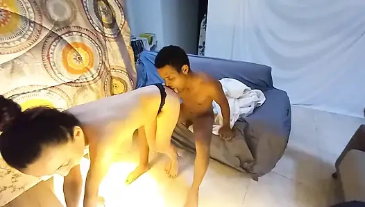 Cewek polos ini keliatan polos, tapi tetangga sebelah suka dientot dalam banget bagian 5