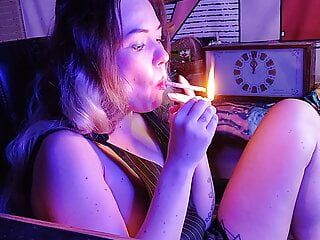 Une demi-sœur sexy fume une cigarette