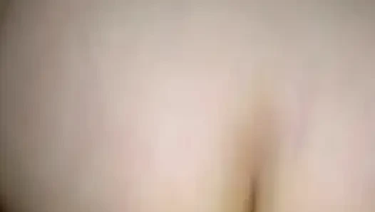 Моя шлюха с большой задницей скачет на себе