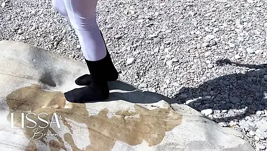Jalan-jalan dengan kaus kaki basah + kencing dua kali