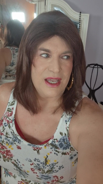 Imam zabavu u donjem rublju kod sebe doma! Bit ću jedina koja će nositi donje rublje. Tata želi da pokažem svoju odjeću!