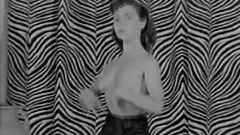 Une brune nue danse pour le public (vintage des années 50)