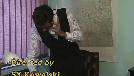 Cewek jerman pengisap kontol dientot dua kontol dan strapon