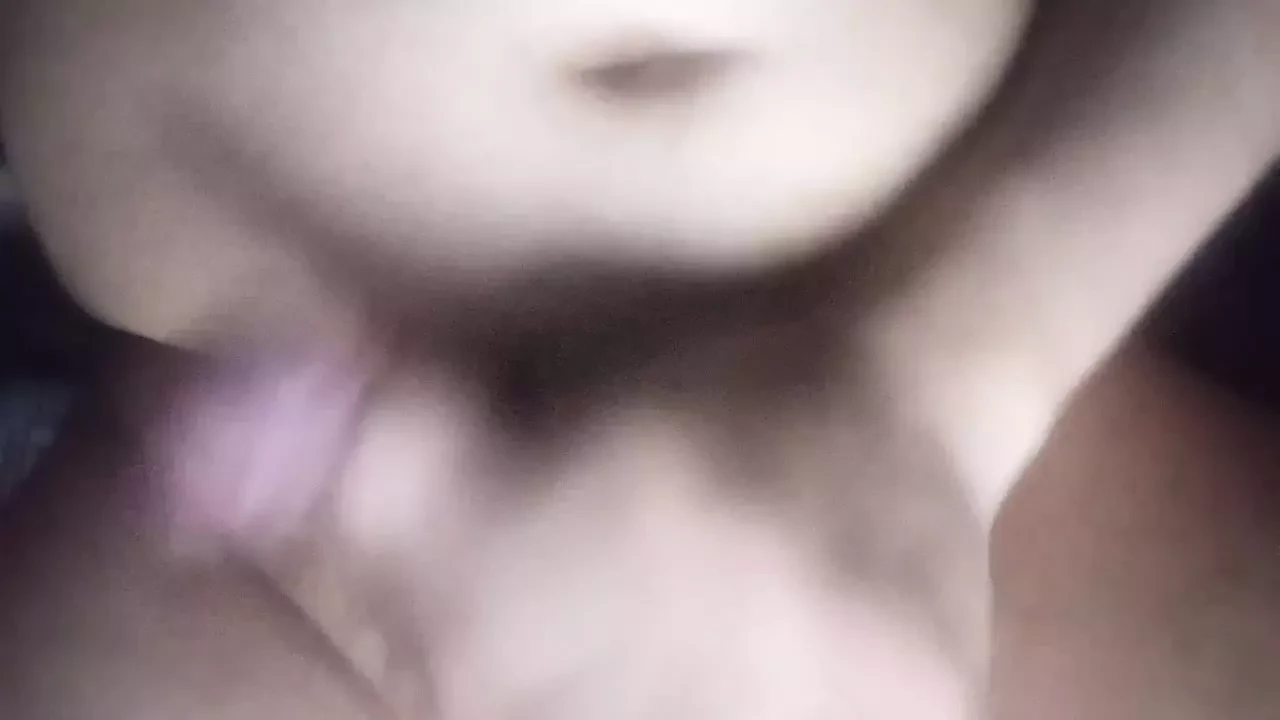 Je tire ma bite très fort jusqu’à ce que mon prépuce descende très bien. ...