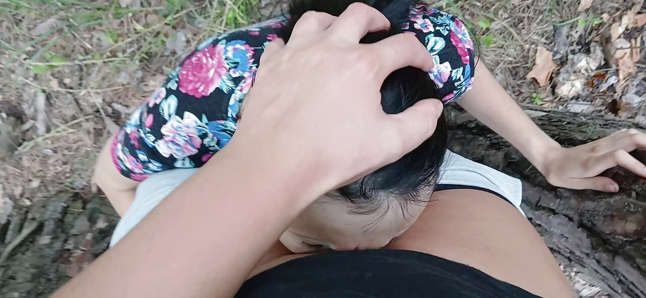 我們的第三個女朋友在公園裡看守，所以沒有人發現我們在做愛
