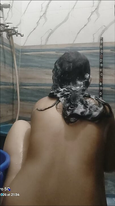 Bhabhi desi făcând duș și arătându-și sânii și pizda