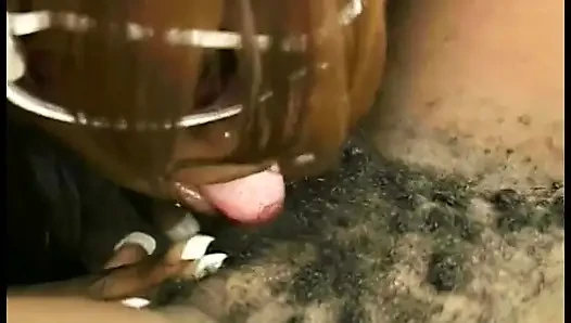 Cewek kulit hitam dientot pakai strap-on sambil nunggy dan dientot habis-habisan pakai strap-on