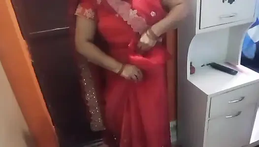 Schönes bhabhi trägt eine schöne sari.