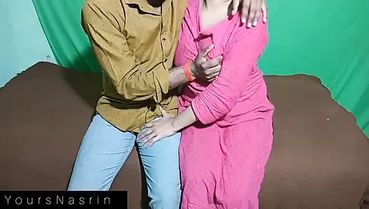 Милфа бхабхи приветствует своего бойфренда в ее спальне.