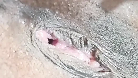 Aku lagi asik muasin memekku pakai dildo favoritku