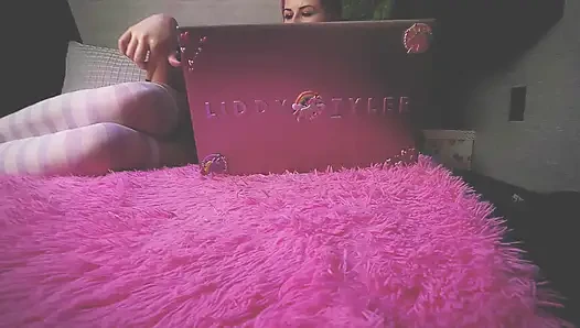 Liddy Tyler erkek arkadaşının yarağının üzerinde başka bir kızın amının tadına bakıyor