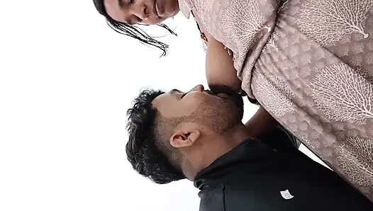 Üvey kız kardeş üvey erkek kardeşini öpüyor ve üvey erkek kardeş kız kardeşinin göğüslerini emiyor. - Göğüs emme videosu