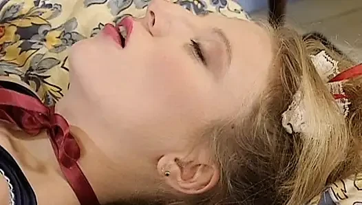Pelacur Jerman seksi kecanduan fisting berbagi kontol gede dalam threesome panas