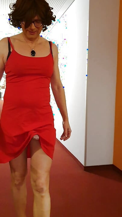 Μαλακία και κατάποση στον διάδρομο του ξενοδοχείου