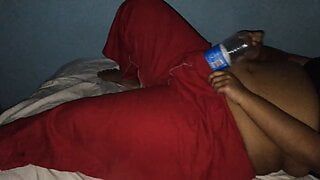 Indische sexy tante masturbeert binnenshuis met een fles