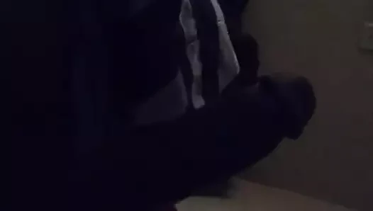 çocuk horoz yalıyor