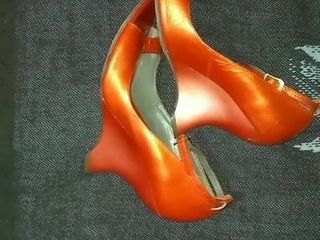 射在性感的坡跟鞋上 橙色的偷窥脚趾