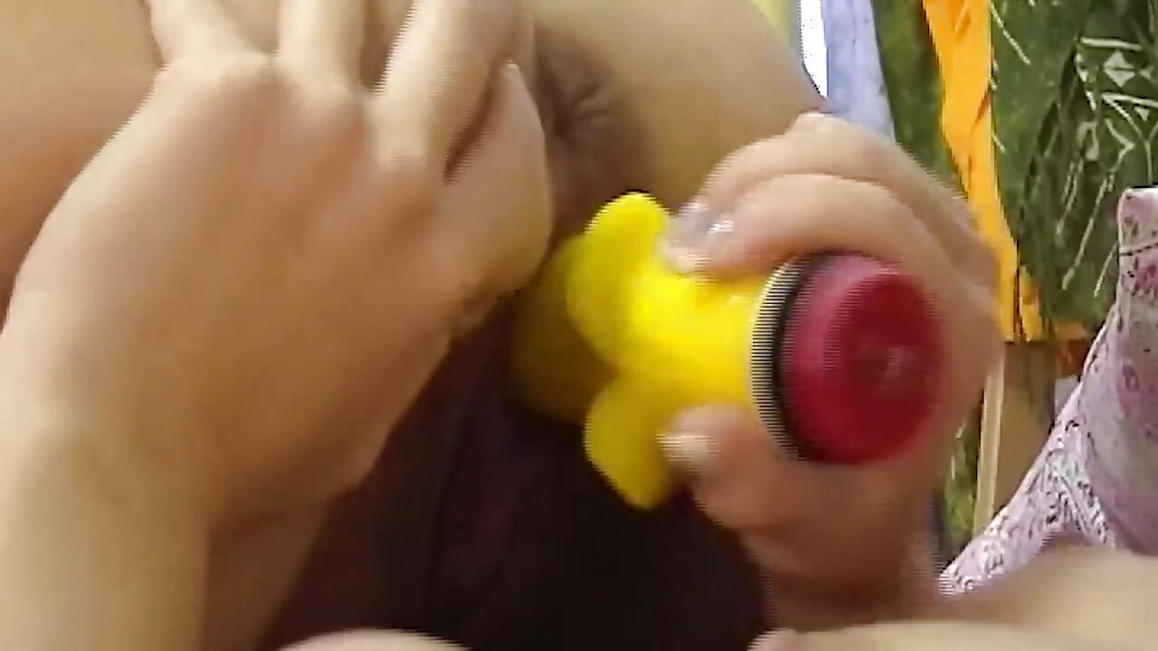 보지를 핥고 핑거링하는 금발과 갈색 머리