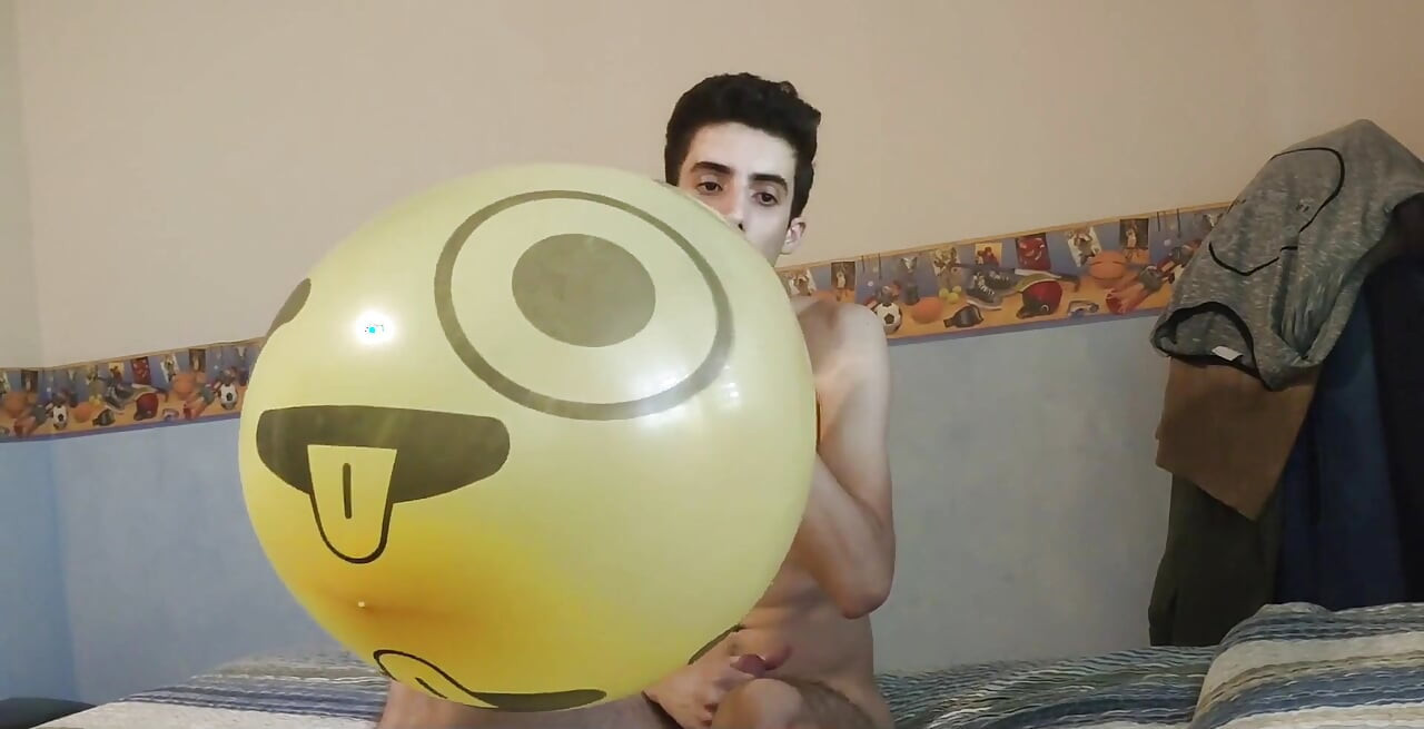 Suflând un balon uriaș smiley în timp ce se masturbează