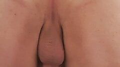Un garçon allemand pulpeux utilise des perles anales tout en ayant une bite douce