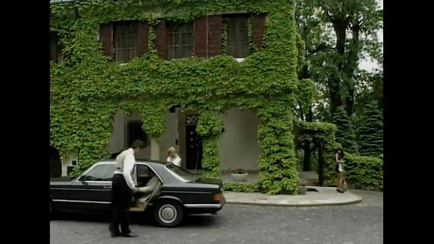 Kaum Angekommen Kümmert Sich Der Pensionsgast Gleich Um Das Schöne Hausmädchen...