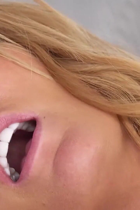 MILF menggoda ahli perniagaan di pintu - blowjob membawa kepada kongkek sengit dan pancutan mani