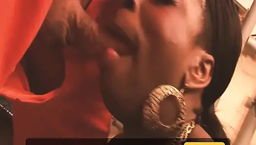 Tante semok kulit hitam dengan toket besar ini didobel penetrasi di seks threesome sama teman-temannya