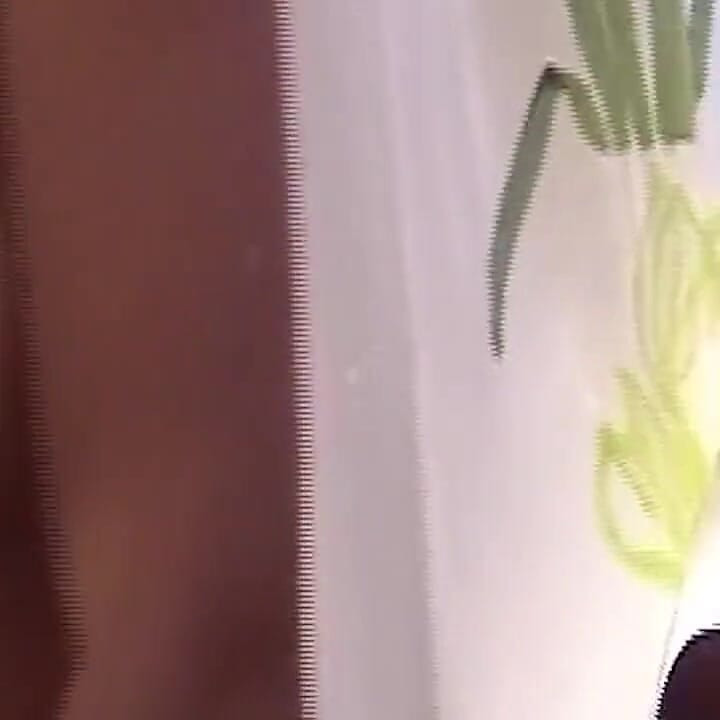 Cewek hot rambut cokelat lagi asik muasin memeknya pakai dildo warna ungu - close up