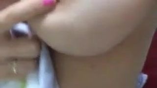 Bonito cuerpo reen muestra sus tetas, culo saxy y coño peludo.