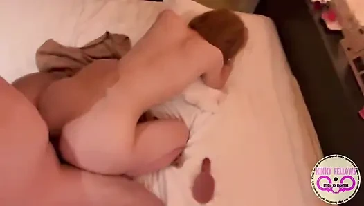 İlk anal deneyim? Samimi bir çift oyuncak oyunuyla yeni zevke meraklı bir adım