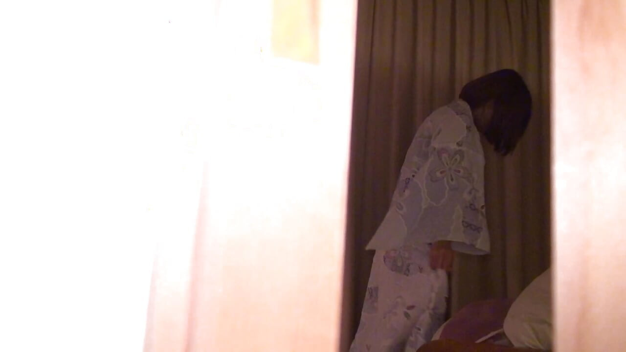 A175B05 Massive squirting in a yukata! Gal-type wives love big things!